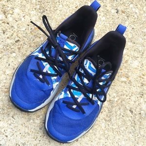 Boys Steph Curry Under Armour basketball sneakers 5.5